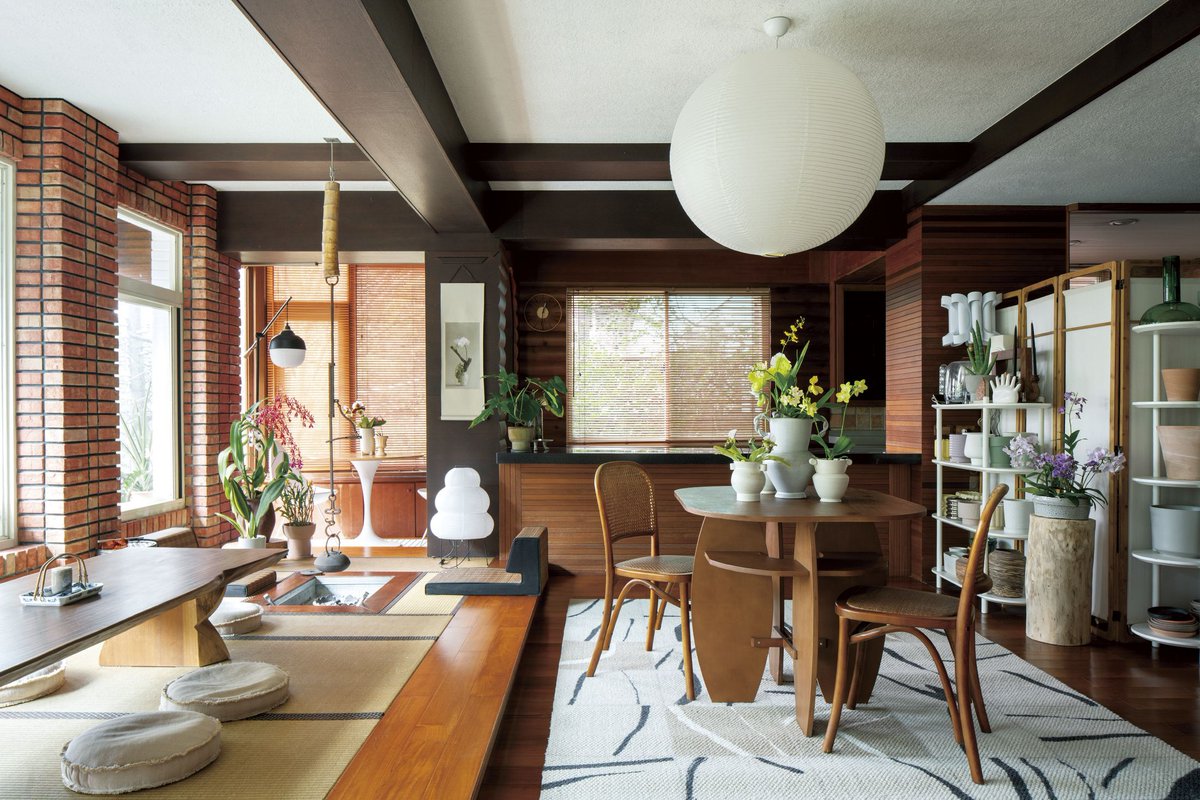 ELLEDECOR_Japan's tweet image. 【インテリア実例】ランが彩る、台北の山を望む家
bit.ly/3J0vs06
父親が設計した台北の家を住み継ぐユティ・ホアン。プラントスタイリストとして活躍する彼女の家はランを中心に多様な植物が空間を豊かに彩っていた。