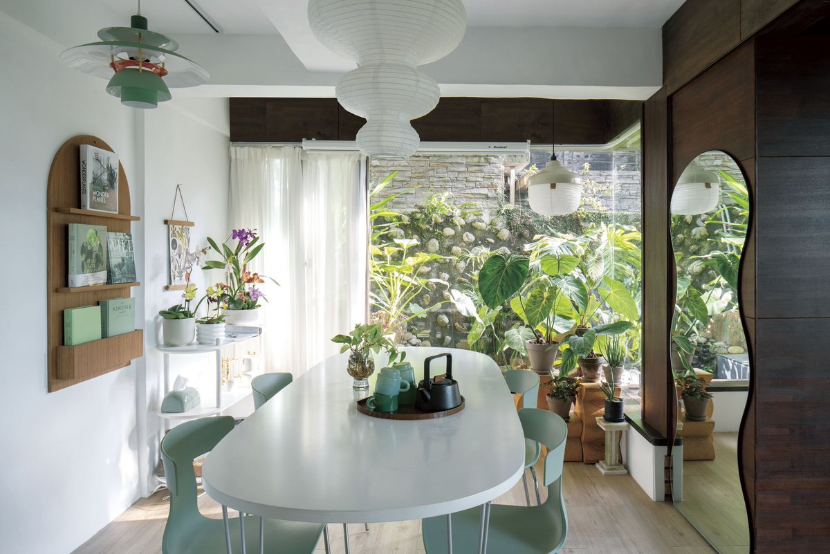 ELLEDECOR_Japan's tweet image. 【インテリア実例】ランが彩る、台北の山を望む家
bit.ly/3J0vs06
父親が設計した台北の家を住み継ぐユティ・ホアン。プラントスタイリストとして活躍する彼女の家はランを中心に多様な植物が空間を豊かに彩っていた。