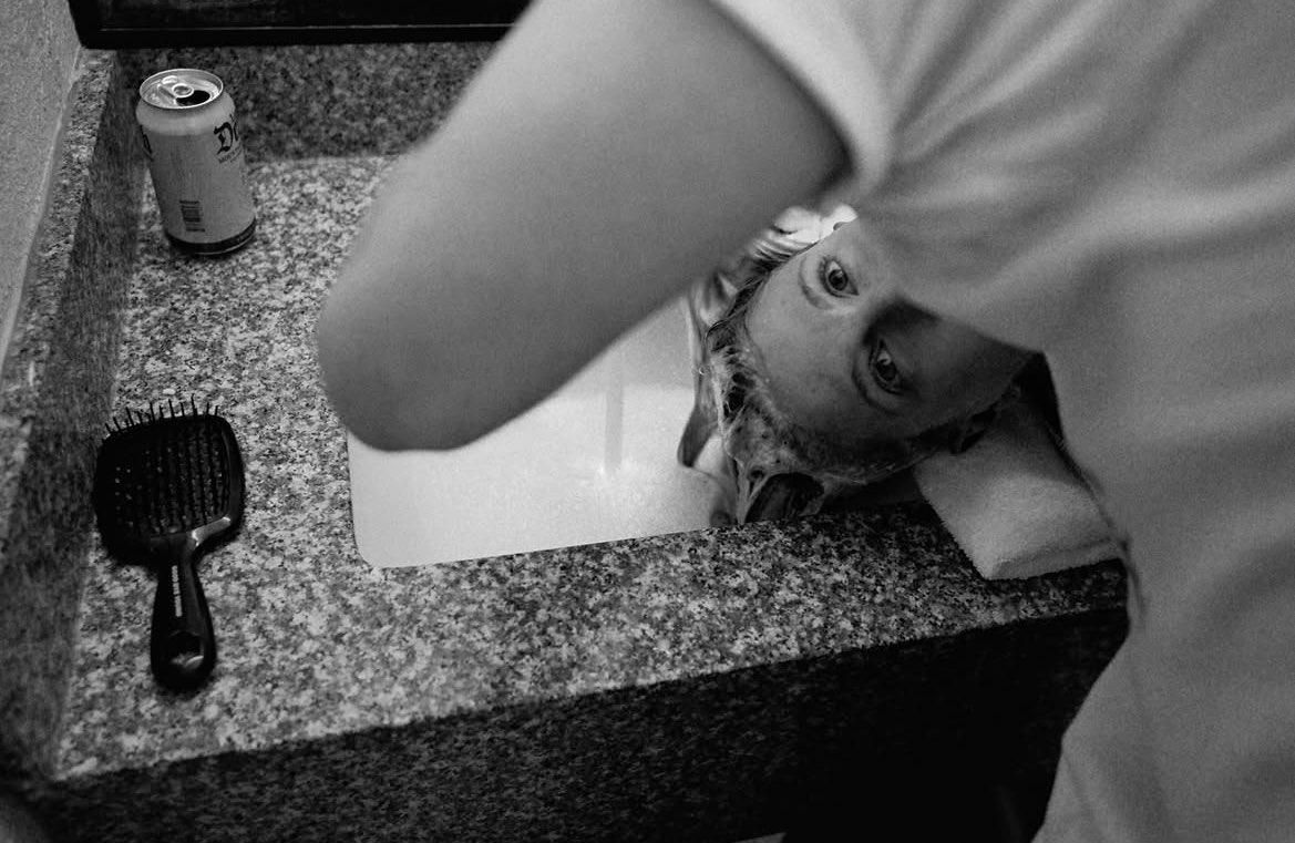 yelyapple's tweet image. im screaming at this image of hayley getting her hair done