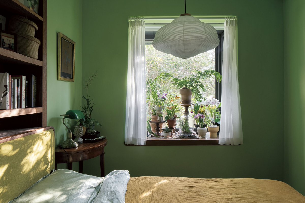 ELLEDECOR_Japan's tweet image. 【インテリア実例】ランが彩る、台北の山を望む家
bit.ly/3J0vs06
父親が設計した台北の家を住み継ぐユティ・ホアン。プラントスタイリストとして活躍する彼女の家はランを中心に多様な植物が空間を豊かに彩っていた。