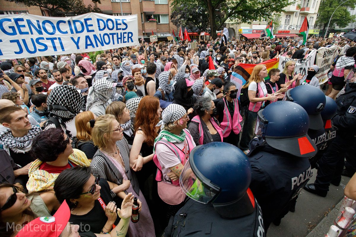 Montecruzfoto's tweet photo. 2/3 With a clear rejection of the genocide in Gaza and an anti-colonial stance, the march was attacked by the police as usual on Pro-Palestine demonstrations.
#B2607 #iqpb2025 #stopgenocide #pride #berlinpride #CSD #iqpberlin https://t.co/mxg33II4Ws
