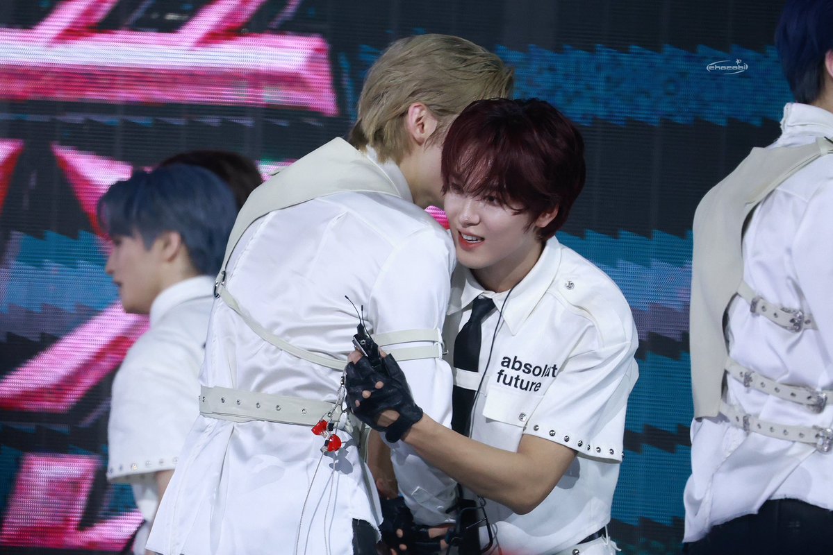 sunhaefs's tweet image. haechan with enhypen’s jake and txt’s yeonjun and beomgyu 🫂
so happy seeing haechan interact with other idols lately 🥹