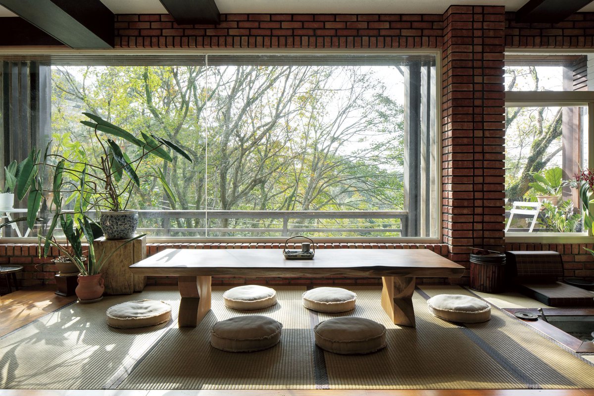 ELLEDECOR_Japan's tweet image. 【インテリア実例】ランが彩る、台北の山を望む家
bit.ly/3J0vs06
父親が設計した台北の家を住み継ぐユティ・ホアン。プラントスタイリストとして活躍する彼女の家はランを中心に多様な植物が空間を豊かに彩っていた。
