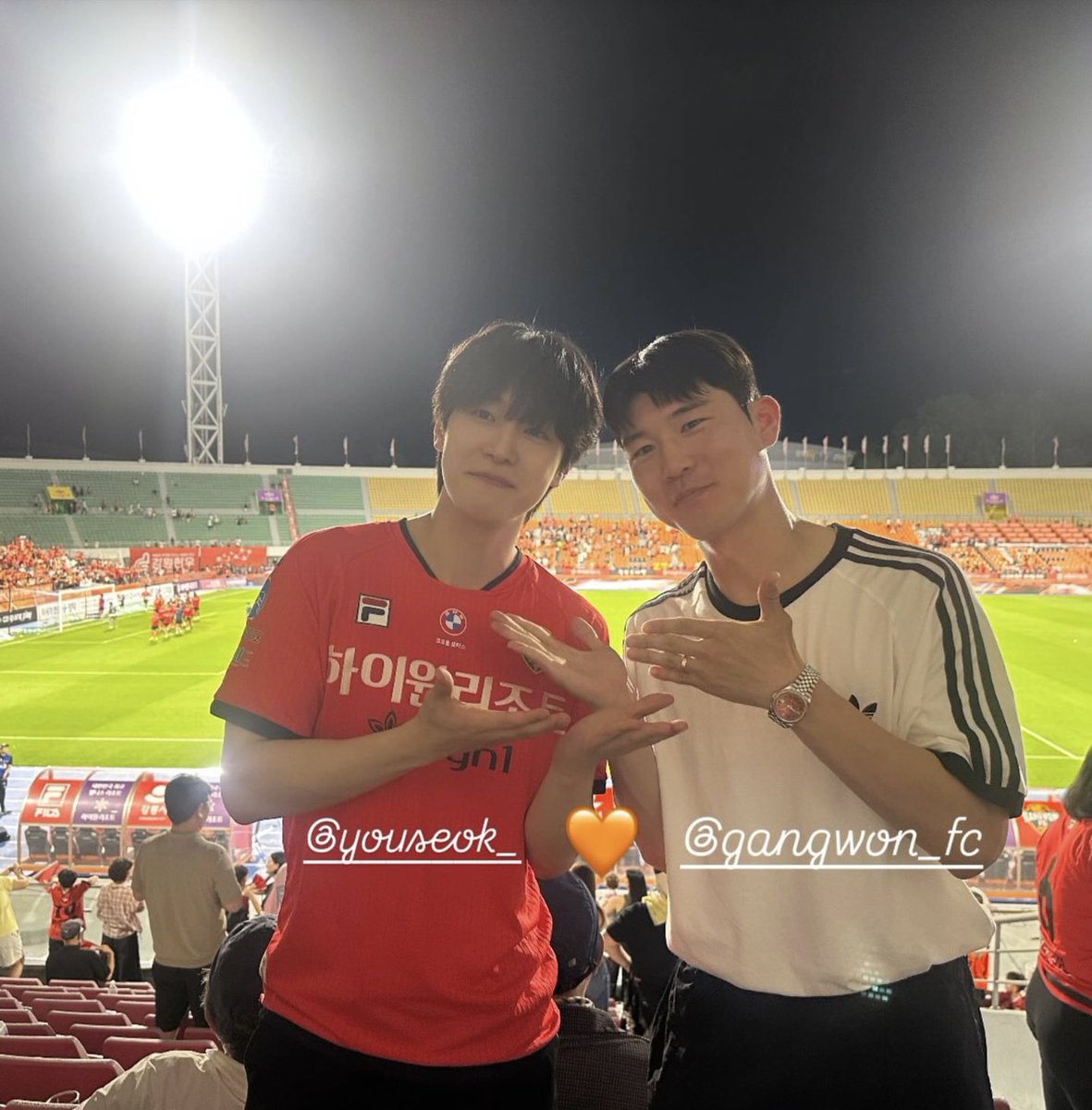 KANGYOUnion's tweet image. 250727 Athlete Hwang Munki shared an Instagram Story picture with Kang Youseok in today’s Gangwon FC Game
#KangYouseok #강유석 #カンユソク
