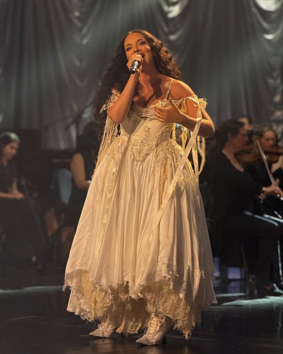 jadethirlwalpl's tweet image. W recenzji występu JADE na BBC Proms Sam Wonfor wspomina, że artystka zaprosiła na scenę swoją bratanicę Amarę i zaśpiewała nowy utwór z nadchodzącego solowego albumu &quot;THAT’S SHOWBIZ BABY!&quot; 

— Utwór został zaprezentowany po zakończeniu występu, a JADE poprosiła publiczność o…