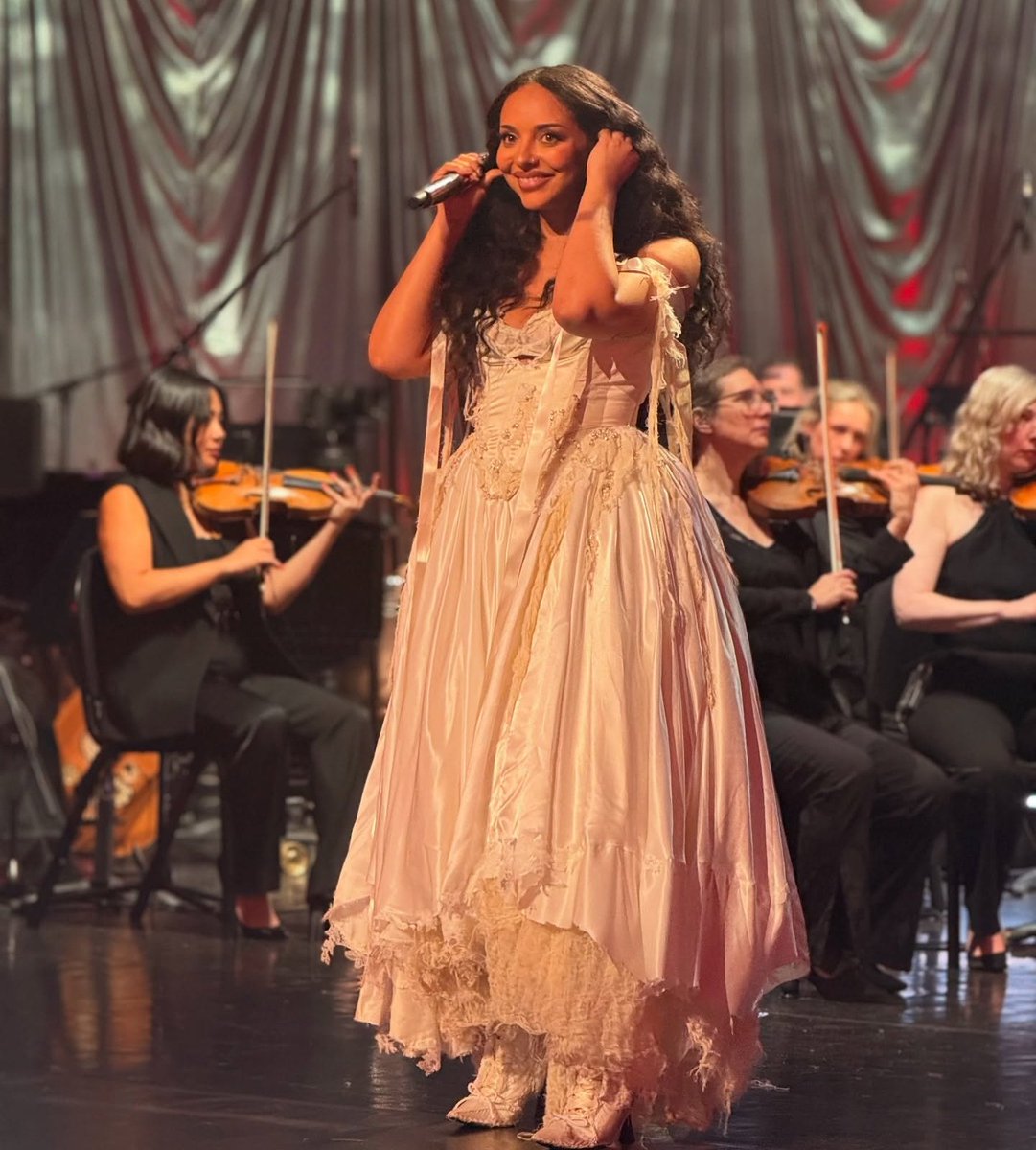 jadethirlwalpl's tweet image. W recenzji występu JADE na BBC Proms Sam Wonfor wspomina, że artystka zaprosiła na scenę swoją bratanicę Amarę i zaśpiewała nowy utwór z nadchodzącego solowego albumu &quot;THAT’S SHOWBIZ BABY!&quot; 

— Utwór został zaprezentowany po zakończeniu występu, a JADE poprosiła publiczność o…