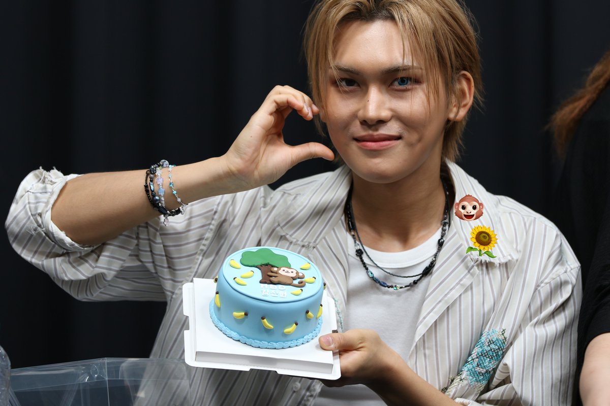 __072602__'s tweet image. The fascination with the fake cake.
A memory of his first Birthday with XLOV and EVOLs. 🥰🥰
#XLOV #엑스러브 #현 #HYUN