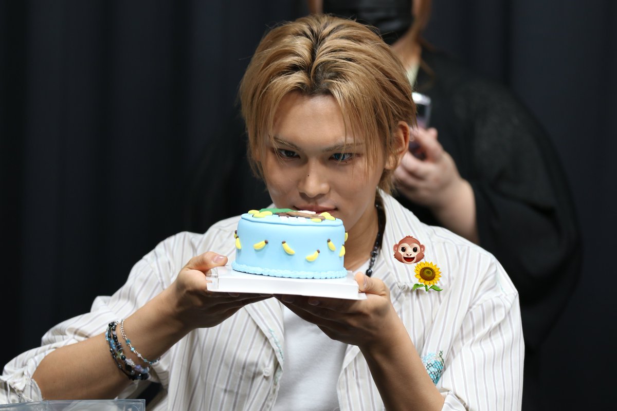 __072602__'s tweet image. The fascination with the fake cake.
A memory of his first Birthday with XLOV and EVOLs. 🥰🥰
#XLOV #엑스러브 #현 #HYUN