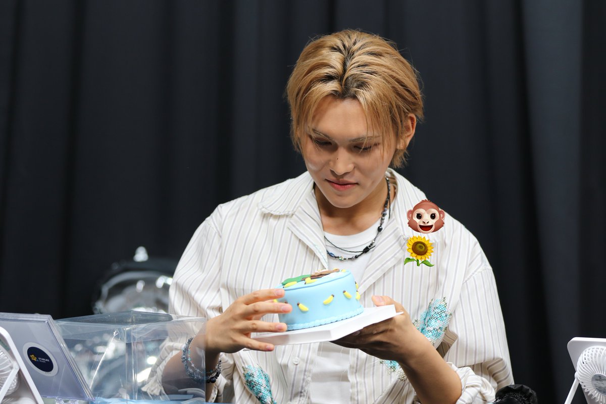 __072602__'s tweet image. The fascination with the fake cake.
A memory of his first Birthday with XLOV and EVOLs. 🥰🥰
#XLOV #엑스러브 #현 #HYUN