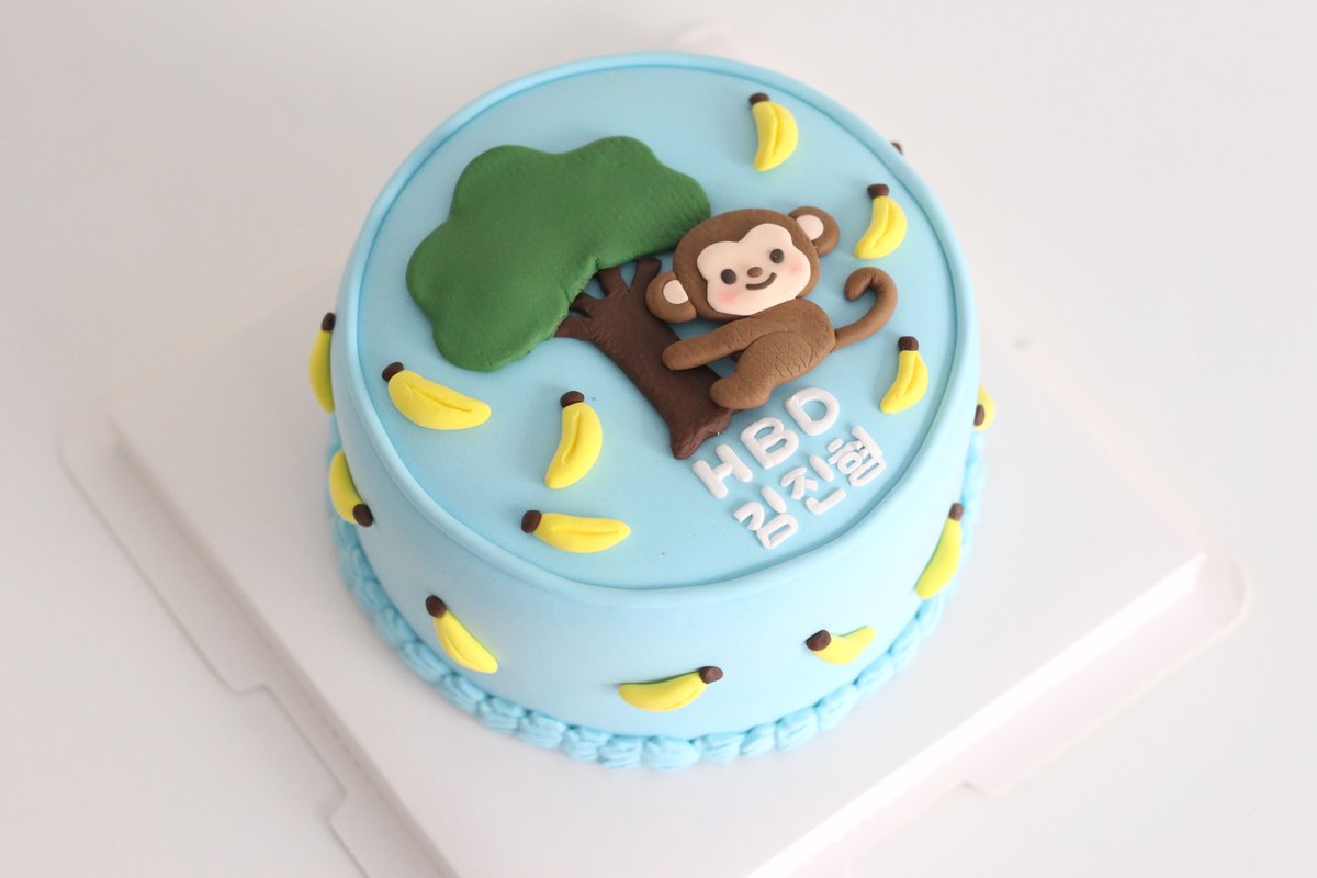 __072602__'s tweet image. The fascination with the fake cake.
A memory of his first Birthday with XLOV and EVOLs. 🥰🥰
#XLOV #엑스러브 #현 #HYUN