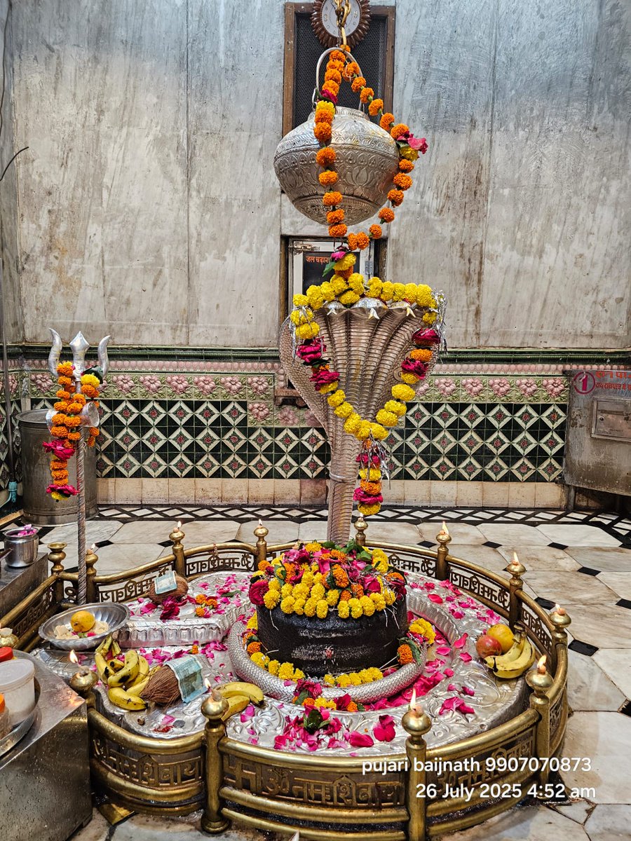 PRPathak2's tweet image. #रुद्राभिषेक
अर्थात
रूद्र का अभिषेक करना
अर्थात
शिवलिंग पर रुद्रमंत्रों के द्वारा अभिषेक करना
शिव और रुद्र परस्पर एक दूसरे के पर्यायवाची हैं इसलिए शिव को ही रुद्र कहा जाता है
क्योंकि
रुतम्-दु:खम् द्रावयति नाशयतीति रुद्र: ||
अर्थात
भोले सभी दु:खों को नष्ट कर देते हैं।
हर हर शम्भु