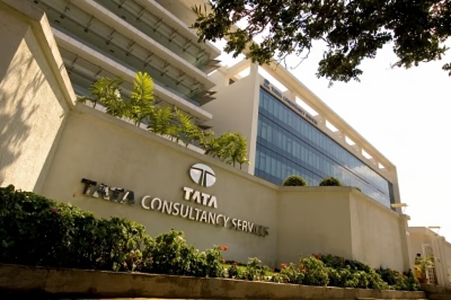 AI overhaul: India's <a href="/TCS/">Tata Consultancy Services</a> to cut 12,000 jobs this year after growth slows in Q1; India’s top IT firm trims workforce by 2%, citing AI rollout, slower client spending
gulfnews.com/business/marke…