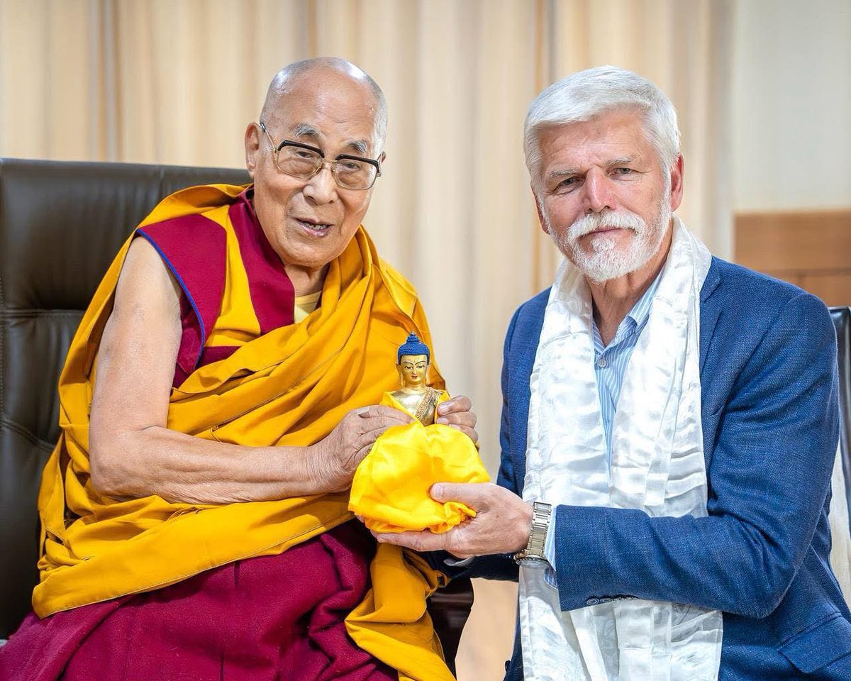 Tenam108's tweet image. Permit me to post this wonderful picture of Czech President Petr Pavel meeting with Tibetan spiritual leader His Holiness the Dalai Lama as a special gift to China.
Mr @prezidentpavel has more honour and courage than all Western leaders altogether.