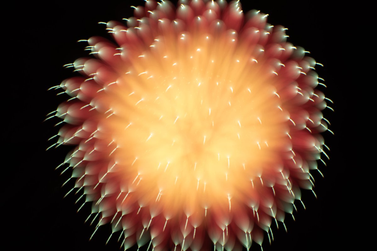 t_beko's tweet image. アート花火🎆
特殊な撮り方で花火を撮影しました！