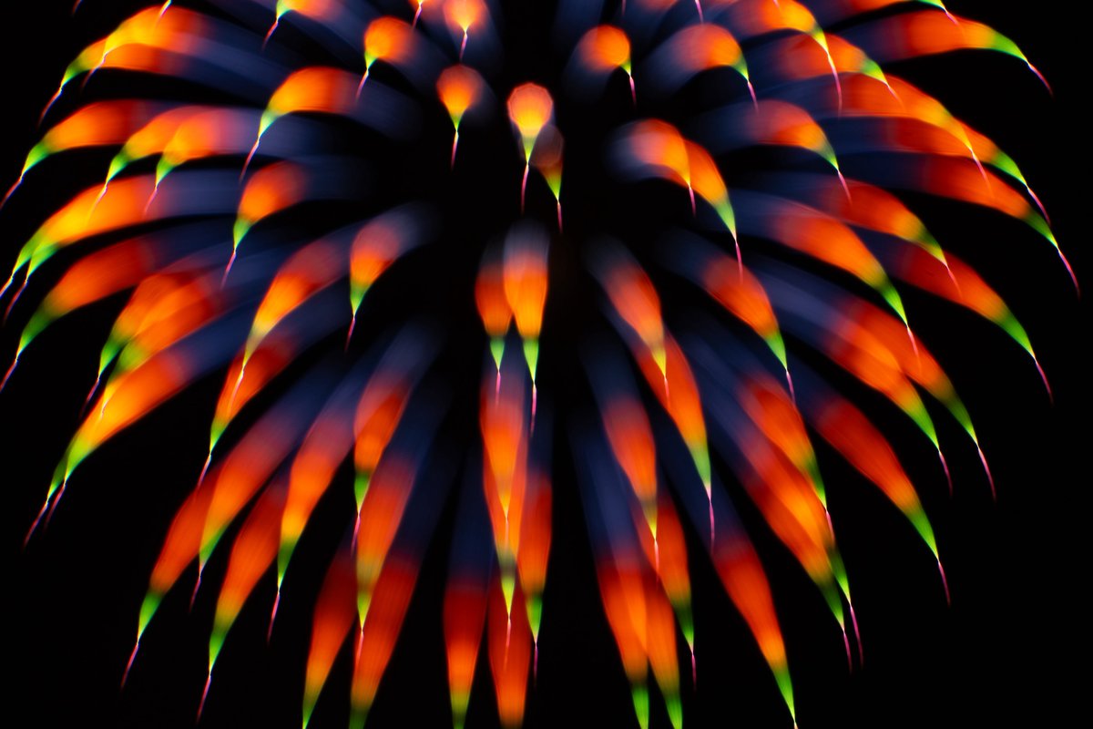 t_beko's tweet image. アート花火🎆
特殊な撮り方で花火を撮影しました！
