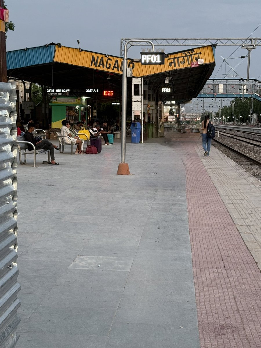 आपा चाल्या ड्यूटी,, दोरो तो कासा लागे 🙂

पण ,,,,, ^यह देश बुलाये , चल राही चल^ 🫡