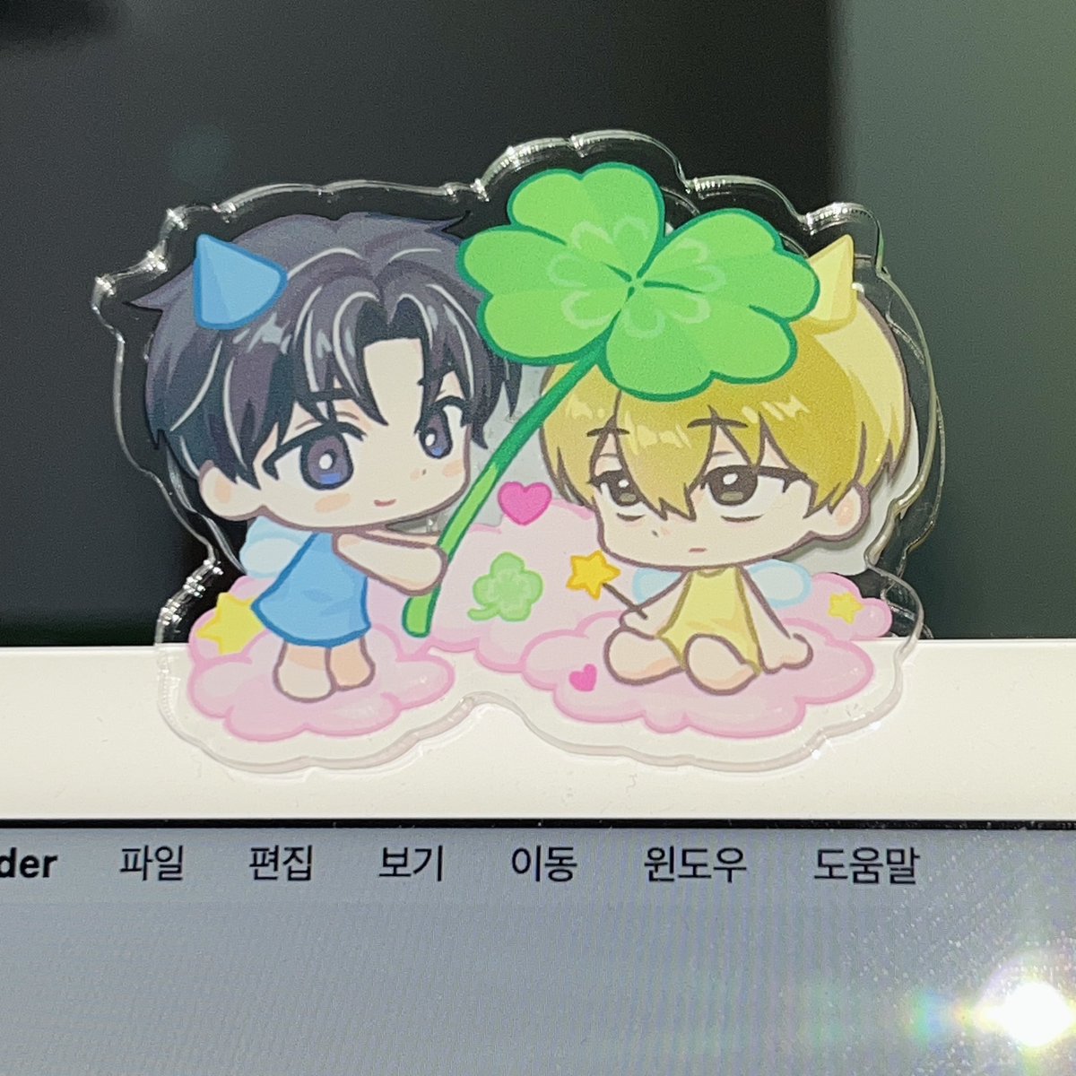 thefr0gile's tweet image. 아크릴 집게랑 랜티큘러키링 뽑아봣어요
마지막 사진은 름님 사진 불펌햇어요