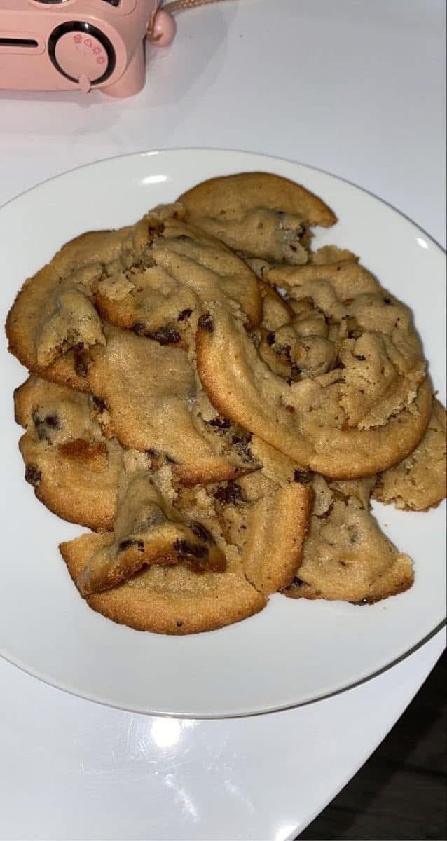 picsturesfolder's tweet image. &quot;i made you cookies&quot; and this the plate