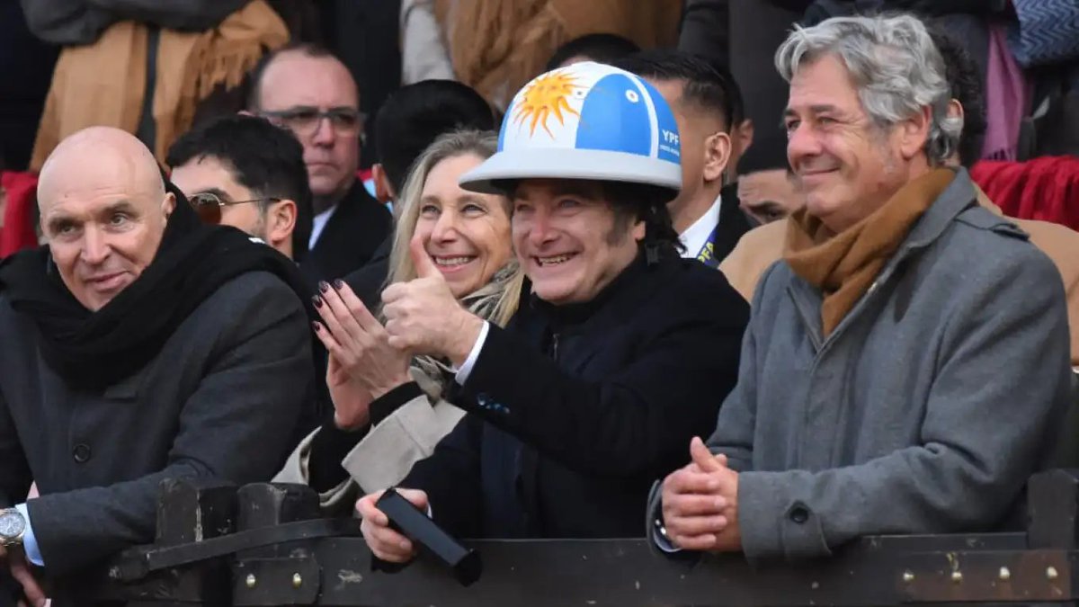 Milei se jacta del superávit fiscal logrado echando empleados públicos, bajando el sueldo de los que quedan y las jubilaciones, afectando la salud, la educación y la obra pública. 
Pero no duda en ir a la Sociedad Rural, oligarcas aliados a las dictaduras, a bajarles impuestos.