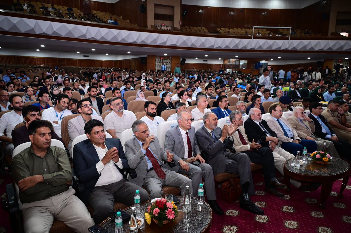 CM_JnK's tweet image. Chief Minister attended Kashmir University Mega Alumni Meet, 2025, with Chief Justice of India Justice B.R Gavai, Union Minister Sh. @KirenRijiju, Lieutenant Governor Sh.@manojsinha_ and other dignitaries. CM congratulated the illustrious alumni and wished the University…
