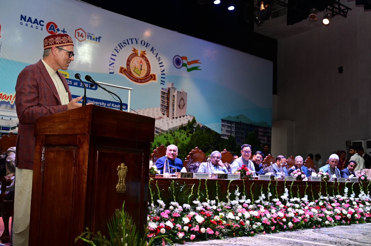 CM_JnK's tweet image. Chief Minister attended Kashmir University Mega Alumni Meet, 2025, with Chief Justice of India Justice B.R Gavai, Union Minister Sh. @KirenRijiju, Lieutenant Governor Sh.@manojsinha_ and other dignitaries. CM congratulated the illustrious alumni and wished the University…
