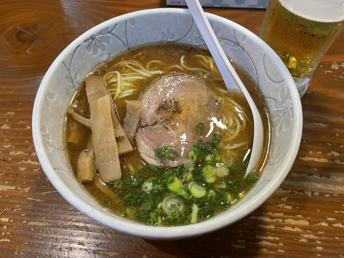 hanimage58's tweet image. BARの常連さんと途中で抜け出していただいた深夜3時のラーメンです。とっても美味しかったです。🍜
#松山市
#あづま家
#深夜のラーメン