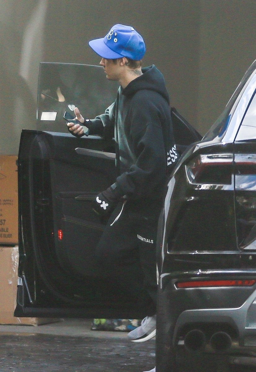 JDBieberDumps's tweet image. Justin Bieber spotted arriving at a boxing gym in Hollywood, California
(April 5, 2019)