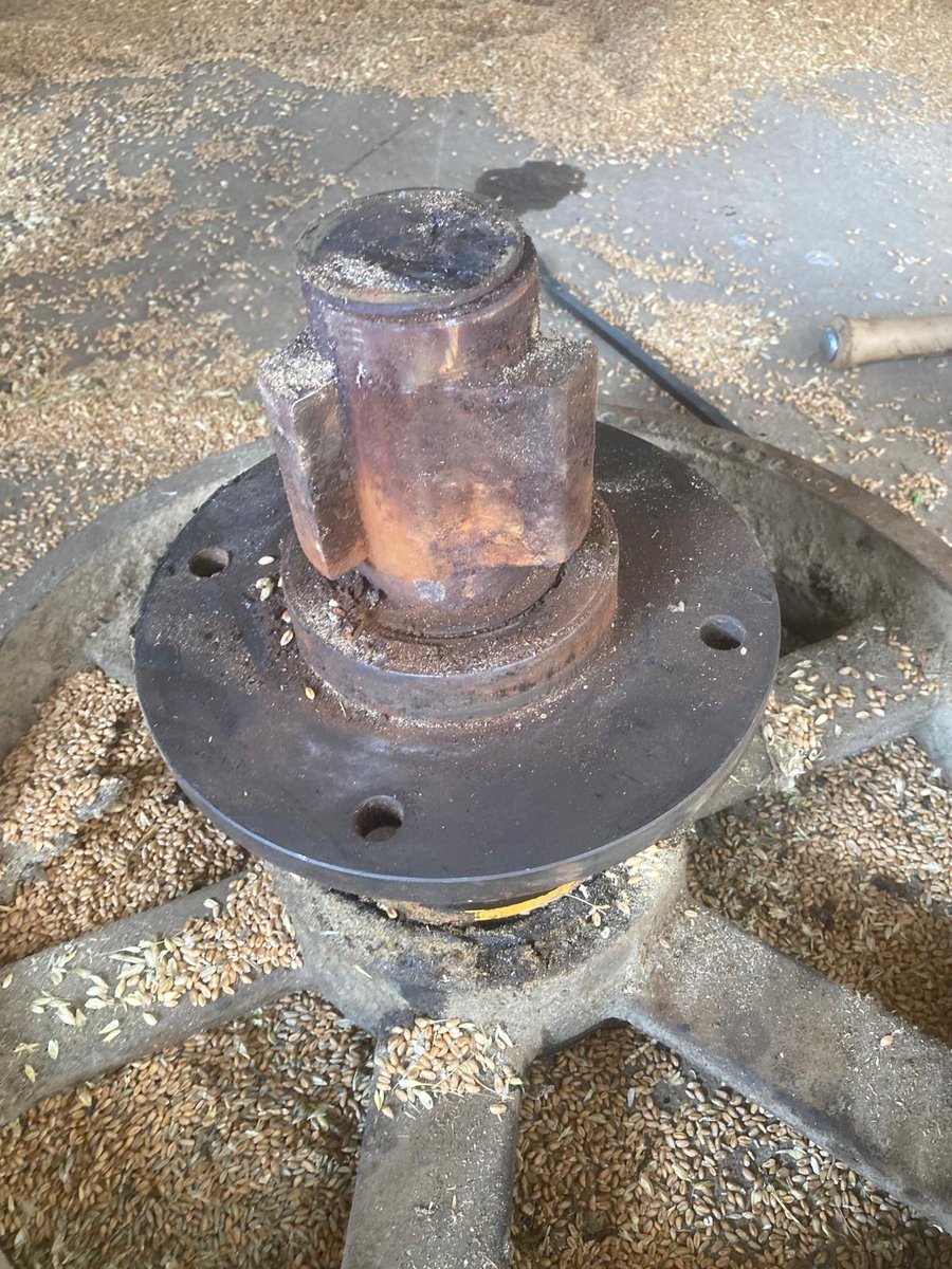 Tiff putting in a big day yesterday swapping this bottom hub on a drier in Warwickshire. Unfortunately lack of greasing was the cause of the breakdown, it happens. These hubs will go forever if you stay on top of the greasing.

Check yours this afternoon 🧐👍