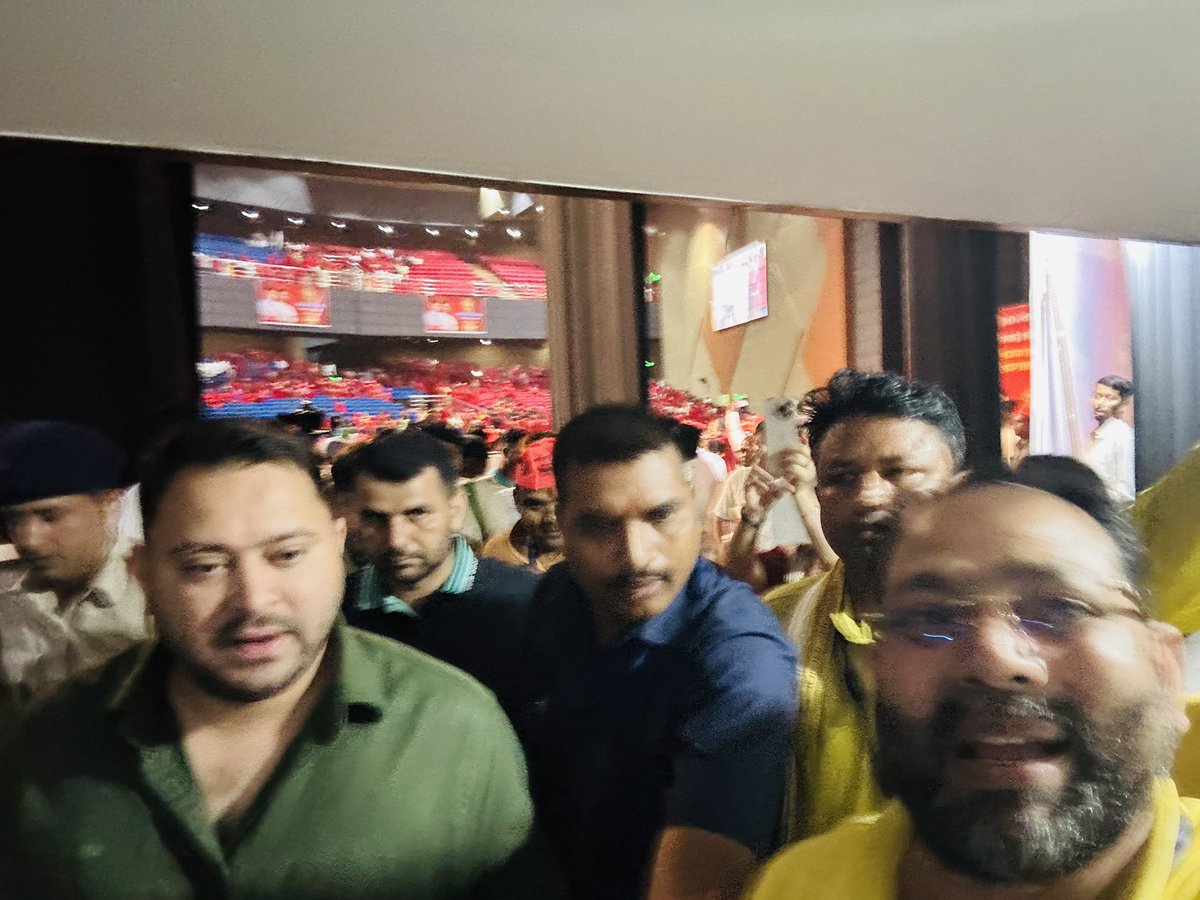 iamsantoshsahni's tweet photo. 25 जुलाई बहन वीरांगना फूलन देवी की शहादत दिवस पर पटना बापू सभागार में हम सभी लोग ने अपने नेता के साथ आज की दुर्गा , को श्रद्धांजलि अर्पित किया! #फूलन_देवी #Foolandevi https://t.co/plCYwdCac1