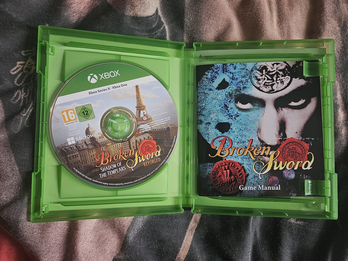 Jinrofection's tweet image. Réception du jeu Point'n Click de mon enfance du 1er volet Les Chevaliers De Baphomet!
Y'a même un petit manuel dedans, que demander de mieux 😌