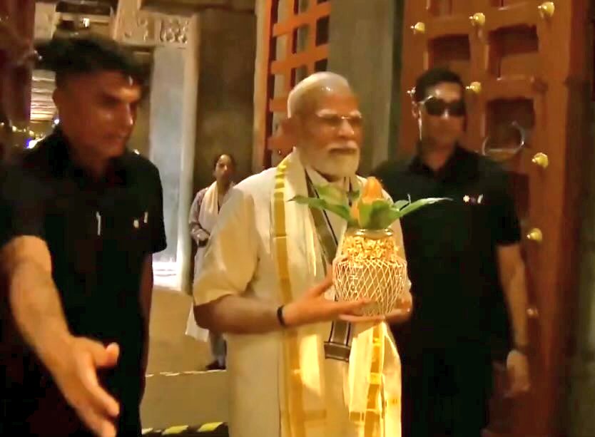 mishra_satish's tweet image. प्रधानमंत्री मोदी काशी से गंगा जल तमिलनाडु के गंगईकोंडा चोलपुरम मंदिर लाए। 
यह ऐतिहासिक क्षण है!! 
यह अनुष्ठान चोल सम्राट राजेंद्र प्रथम के पौराणिक गंगा अभियान के 1,000 वर्ष पूरे होने का प्रतीक है। 
प्रधानमंत्री मोदी के इस कदम से मंदिर के कुएँ में पवित्र जल डालने की प्राचीन…