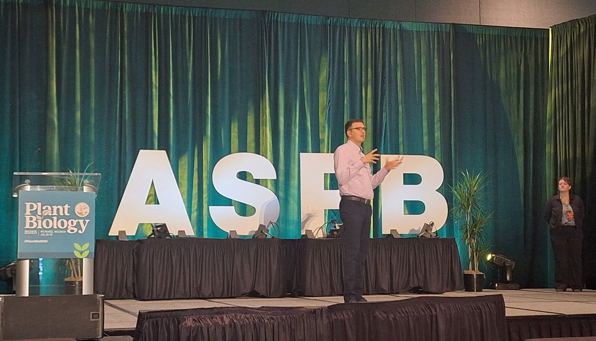 ASPB's tweet image. Day 2 Biomechanics Plenary, Chaired by Erin Sparks, kicks off with "Evolution of Organellar Mechanosensing" by Ivan Radin, showcasing his lab's testing how plant organelles perceive mechanical forces and adjust their morphology in response. #PlantBio2025