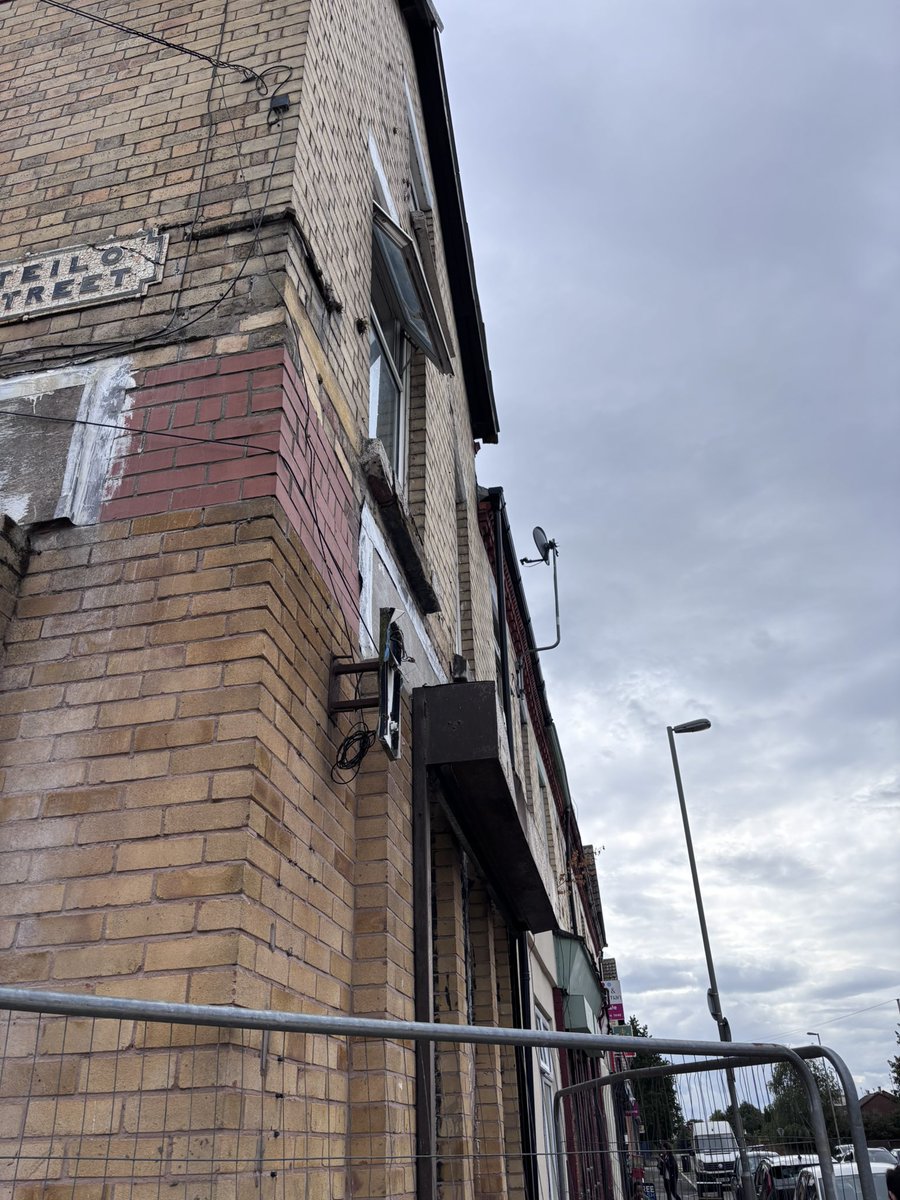 lee_brady's tweet image. Now that the Liverpool City Council has blocked off the vacant space on Teilo street this building now needs condemned as it is literally falling down!!
I will be chasing the council to get this sorted as it’s a health and safety risk.