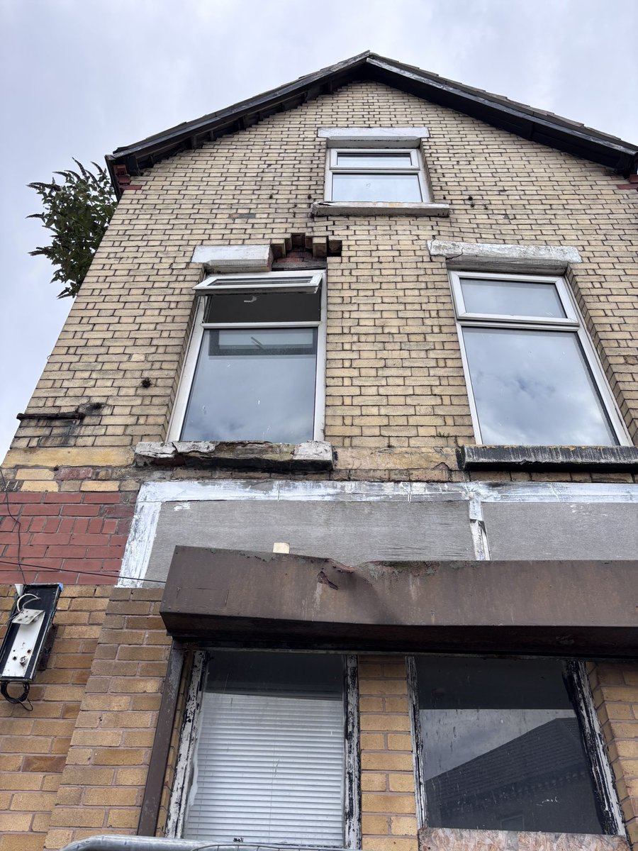 lee_brady's tweet image. Now that the Liverpool City Council has blocked off the vacant space on Teilo street this building now needs condemned as it is literally falling down!!
I will be chasing the council to get this sorted as it’s a health and safety risk.
