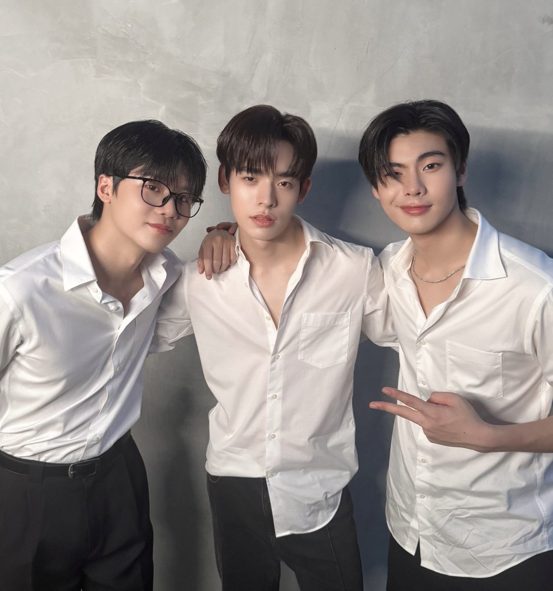 marliipor's tweet image. ทำไมเสื้อลูกนู๋บางกว่าเพื่อน ปลดกระดุมสามเม็ดนับจากคออีกต่างหาก มันจะเครซี่ไปมั้ยคะ หม่ามี้เขี้ยวงอก แง่งงง