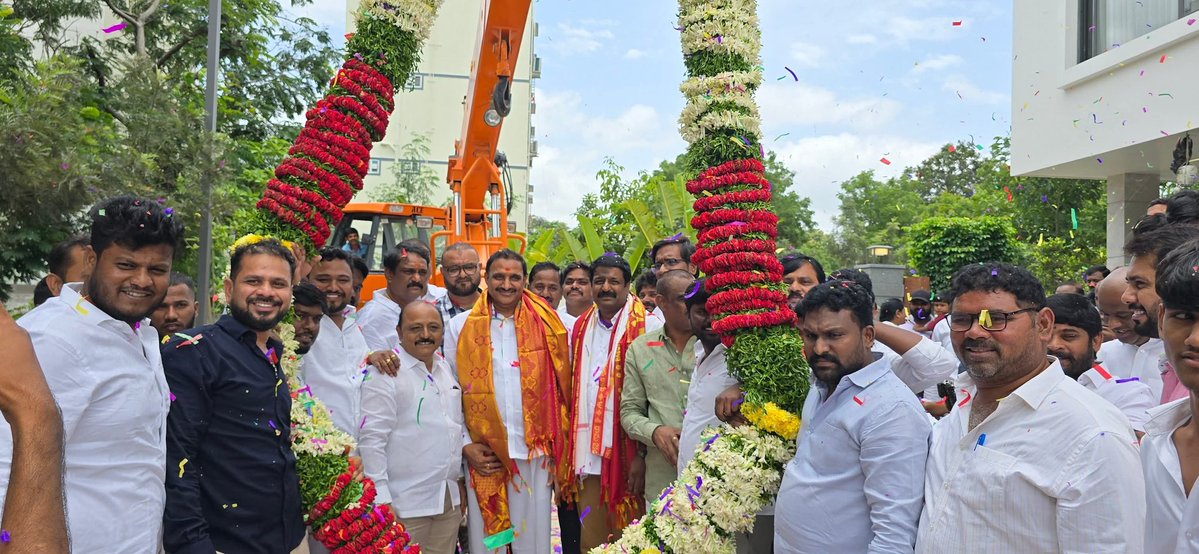 మియాపూర్ డివిజన్ గౌరవ కార్పొరేటర్ శ్రీ ఉప్పలపాటి శ్రీకాంత్ గారి జన్మదినం సందర్భంగా నాగార్జున ఎనక్లేవ్ లోని వారి నివాసంలో గౌరవ కార్పొరేటర్ శ్రీ నార్నె శ్రీనివాసరావు గారు, సీనియర్ నాయకులు శ్రీ రఘునాథ్ రెడ్డి గారు, నాయకులు, కార్యకర్తలు, మహిళలు, అభిమానులు, శ్రేయభిలాషులతో కలిసి శాలవతో