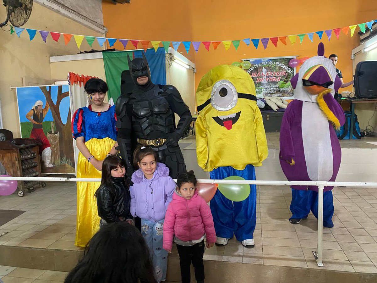 SBAElTalar's tweet image. LA PALOMA
Ayer junto a nuestra 1er candidata a Cjal. Carolina Hernandorena acompañamos a las familias del barrio #LaPaloma en una hermosa jornada de festejo por las vacaciones de invierno, agradecemos al intendente Julio Zamora por el apoyo.
#SomosBuenosAires 💗