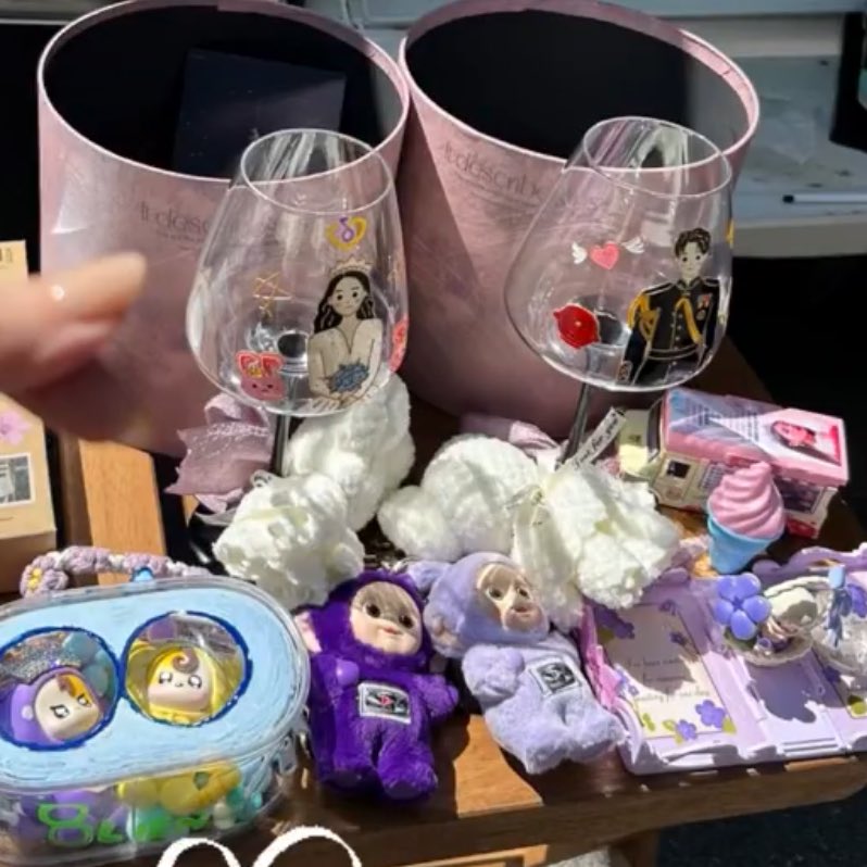 quteha2's tweet image. แก้วเพ้นจากบ้าน UTOPIA น่ารักมาก ㅠㅠ ของไอยูเป็นลายลัคกี้ ตัวแทนยูแอนารุ่น 7 🐰 ส่วนของพี่อูซอกเป็นลายตุ๊กตาอูเชทงและทงแดงงี่ ตัวแทนพี่อูซอกกับแฟนคลับ 📮 ดีเทลมากก ทำด้วยใจจริงๆ 🥹 #21세기대군부인