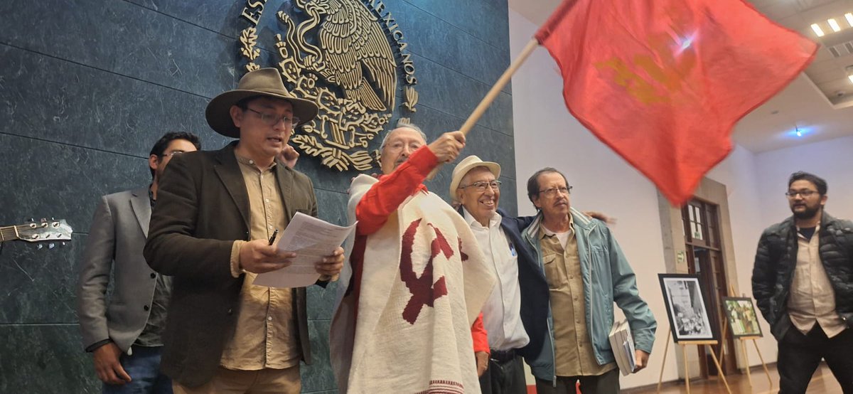 Un día en la vida del PCM. 

El camarada Héctor Gómez del Buró Político del CC del PCM participa en la presentación del libro Camarada , memorias de un organizador y agitador comunista de Arturo Martínez Nateras, en Los Pinos.