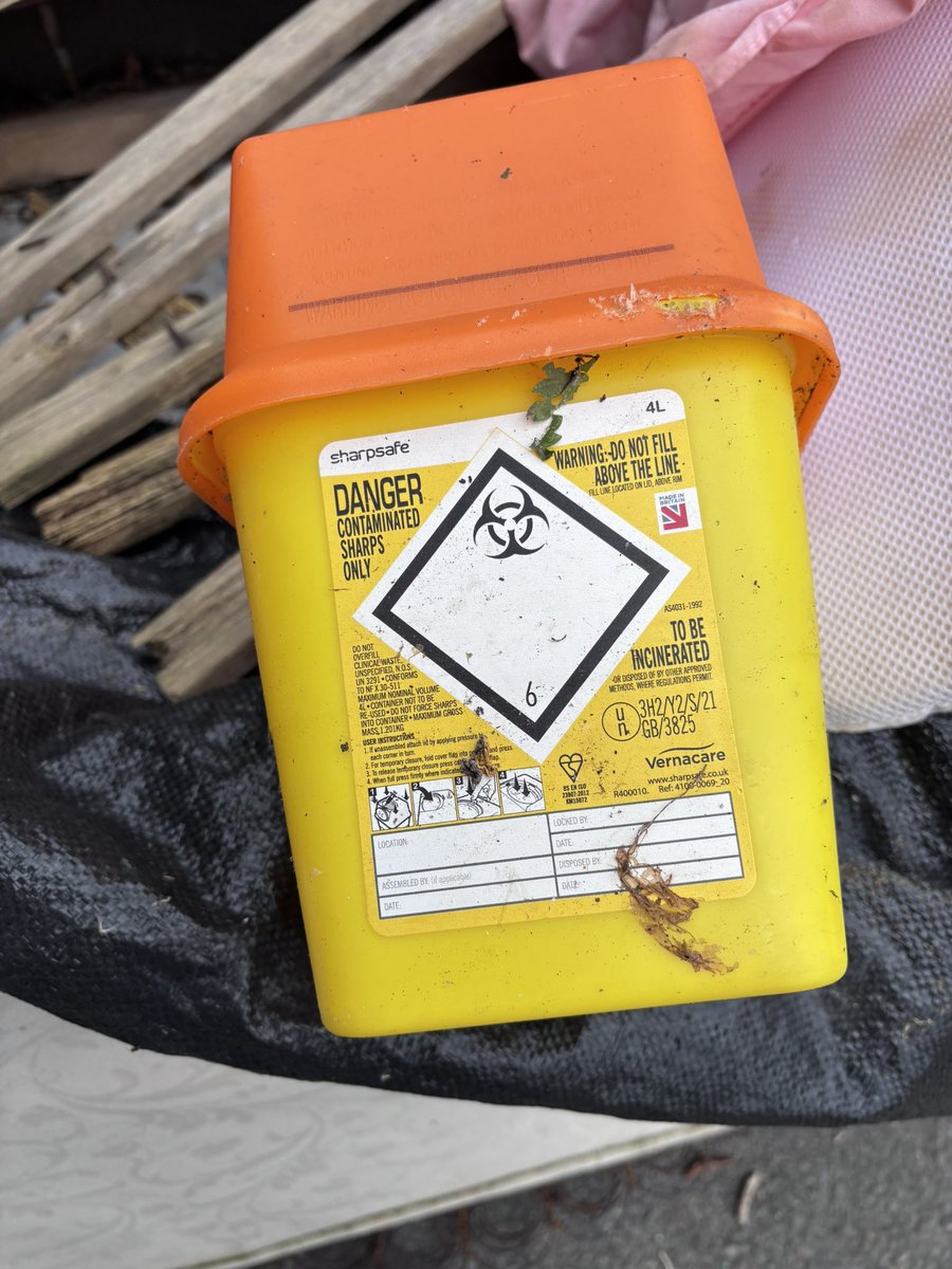 lee_brady's tweet image. Massive Effort today from the team!! Thank you to our volunteers!
Uncovered some dangerous items today!!! Granby Street L8 @edthegommon