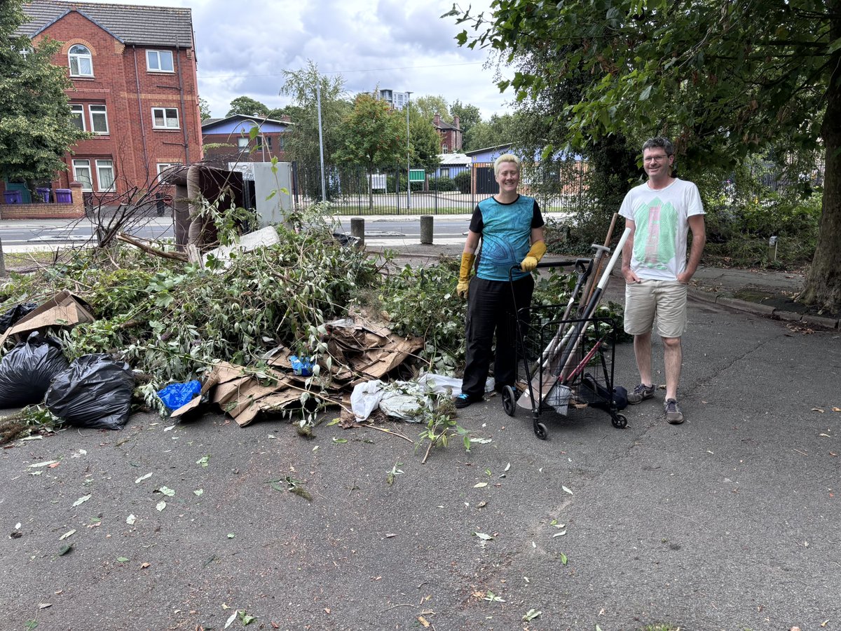 lee_brady's tweet image. Massive Effort today from the team!! Thank you to our volunteers!
Uncovered some dangerous items today!!! Granby Street L8 @edthegommon