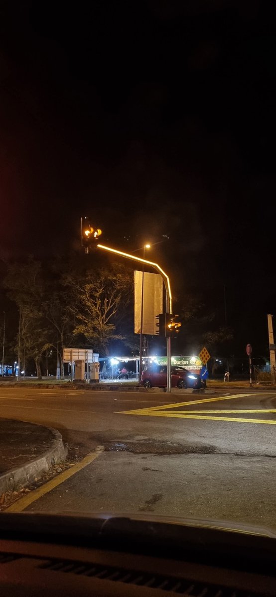 mohd_escobar's tweet image. SEMENTARA itu sekitar pemandangan semasa di Simpang Lampu Isyarat di Kamunting Perak