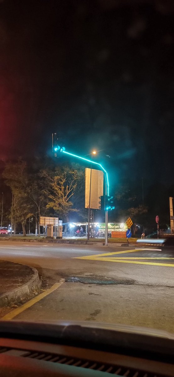 mohd_escobar's tweet image. SEMENTARA itu sekitar pemandangan semasa di Simpang Lampu Isyarat di Kamunting Perak