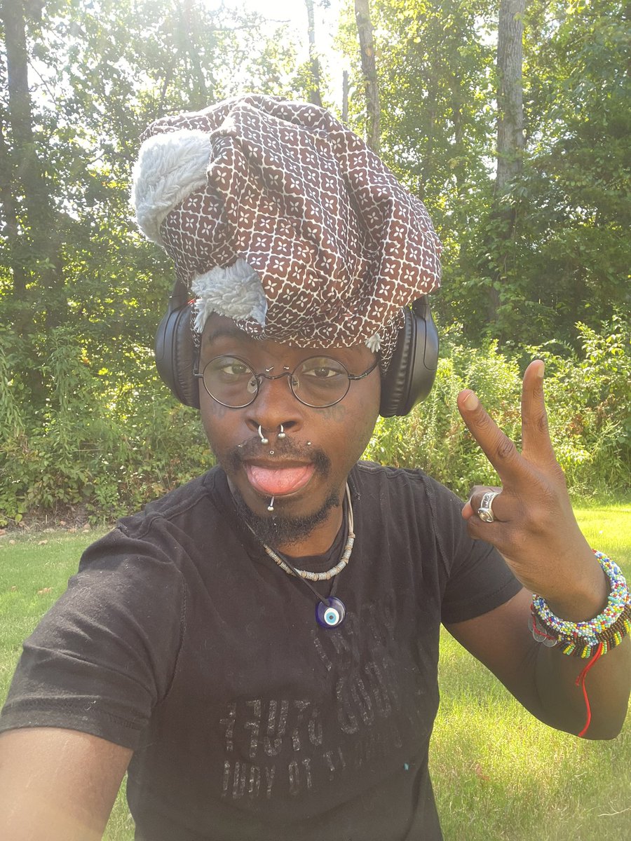clarabelleisgay's tweet image. Bag lady, you got too much stuff
Niggas see you comin’, they take off runnin’ 🌱
