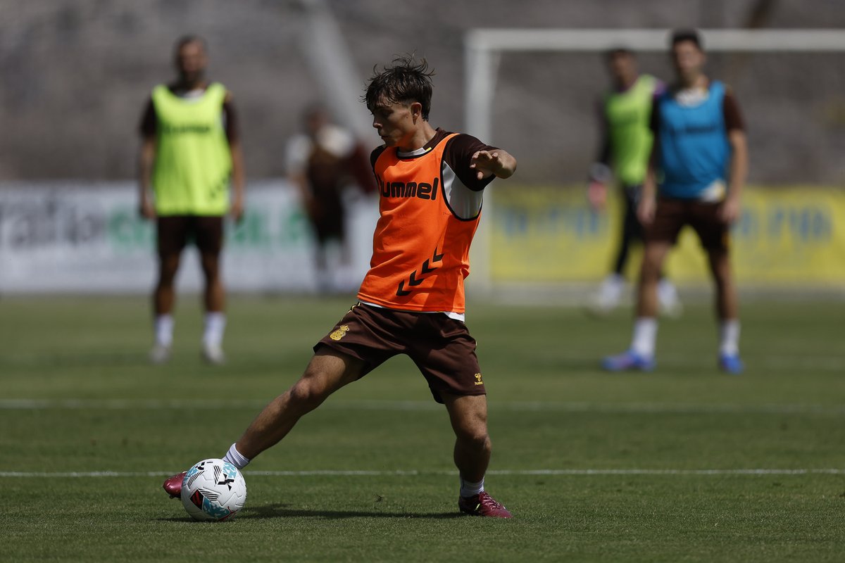 udlaspalmasNET's tweet image. La Unión Deportiva vuelve al trabajo con Marc Cardona
✅ El delantero catalán se ejercitó este domingo junto al resto de sus compañeros
➡️ Lorenzo Amatucci y Jeremía Recoba, de estreno en la Ciudad Deportiva de Barranco Seco
udlaspalmas.net/2025/07/27/la-…