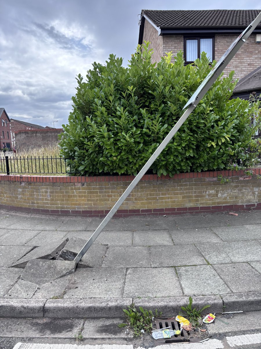 lee_brady's tweet image. I’m no street sign expert……. But I’m pretty sure they are not mean to look like this?
Reported to Liverpool City Council on Loundon Grove along with the field which still hasn’t had the flytipping collected
