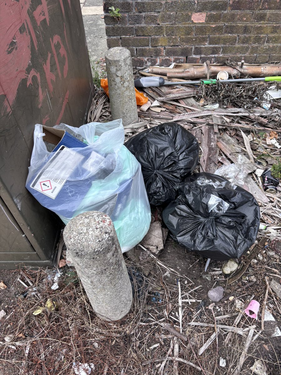 lee_brady's tweet image. I’m no street sign expert……. But I’m pretty sure they are not mean to look like this?
Reported to Liverpool City Council on Loundon Grove along with the field which still hasn’t had the flytipping collected