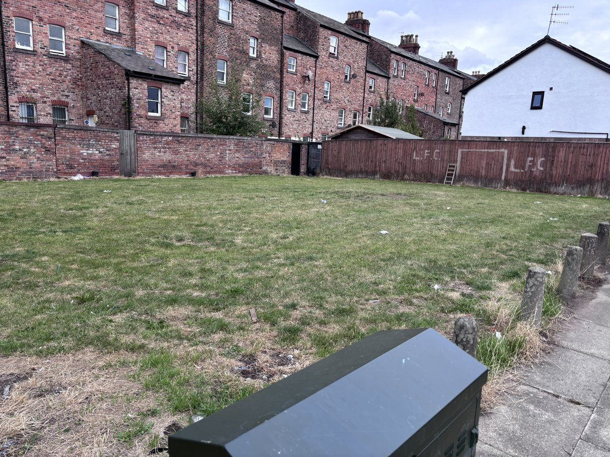 lee_brady's tweet image. I’m no street sign expert……. But I’m pretty sure they are not mean to look like this?
Reported to Liverpool City Council on Loundon Grove along with the field which still hasn’t had the flytipping collected