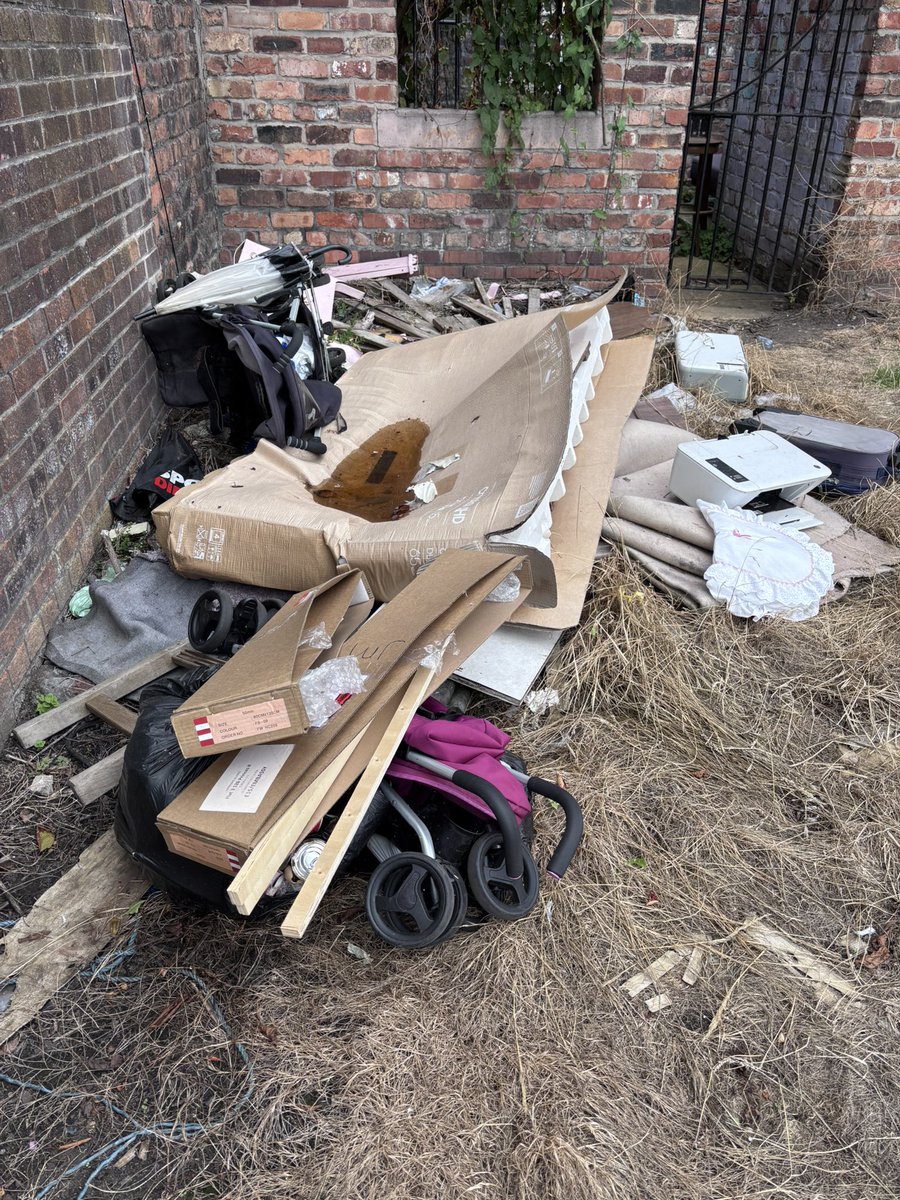 lee_brady's tweet image. I’m no street sign expert……. But I’m pretty sure they are not mean to look like this?
Reported to Liverpool City Council on Loundon Grove along with the field which still hasn’t had the flytipping collected