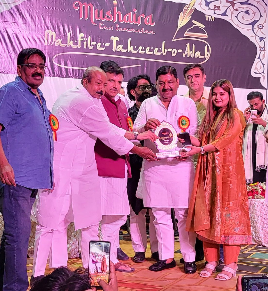 syedasimwaqar's tweet image. Asim Waqar sath me Janab @SanjayAzadSln ji MP rajyasabha aur janab Arvind singh Gope ji purv kabina mantri SP
Lucknow urdu acadamy gomti nagar ek programme me